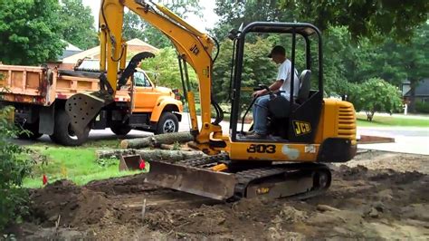 grading a driveway with a mini excavator|digging with an excavator.